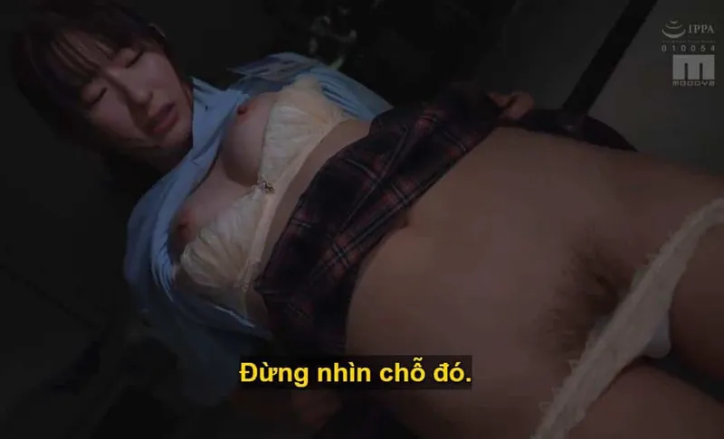Ông chủ lập mưu đụ em nhân viên kiêu kỳ lười nhác, suốt ngày chỉ chăm chăm chat chit cùng người yêu.