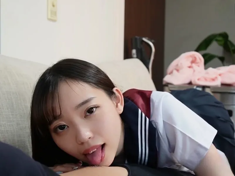 Nữ học sinh ngây thơ bị tên ba cóc chọc cây hàng giả vào lồn